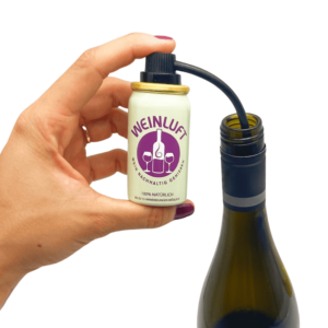 Weinluft Anwendung in Flasche sprühen mit Weißwein